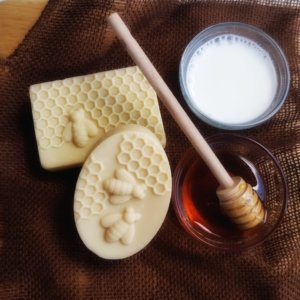Olive oil soap with honey & goat milk