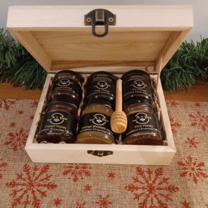 wooden casket with 6 samples of honey